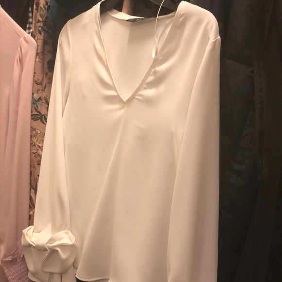 Never worn white Zara blouse with bow details - Picture 3 of 4